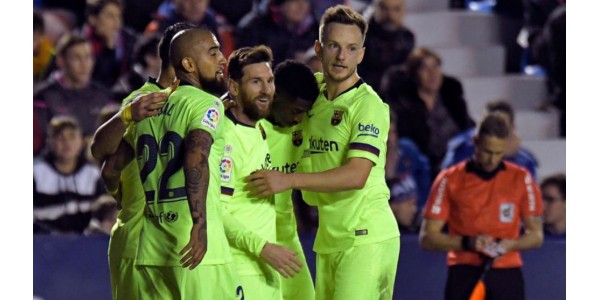 Messi presenterer 30 stykker drakter